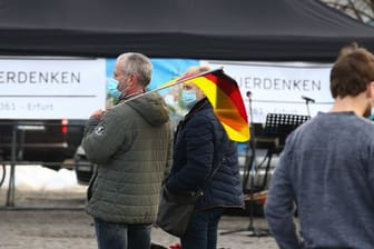 Teilnehmer einer Demonstration gegen die Corona-Maßnahmen in Erfurt auf dem Domplatz.