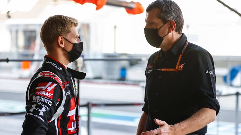 Haas-Teamchef Steiner (r.) und Mick Schumacher: Das Debüt des deutschen Toptalents wird mit Spannung erwartet.