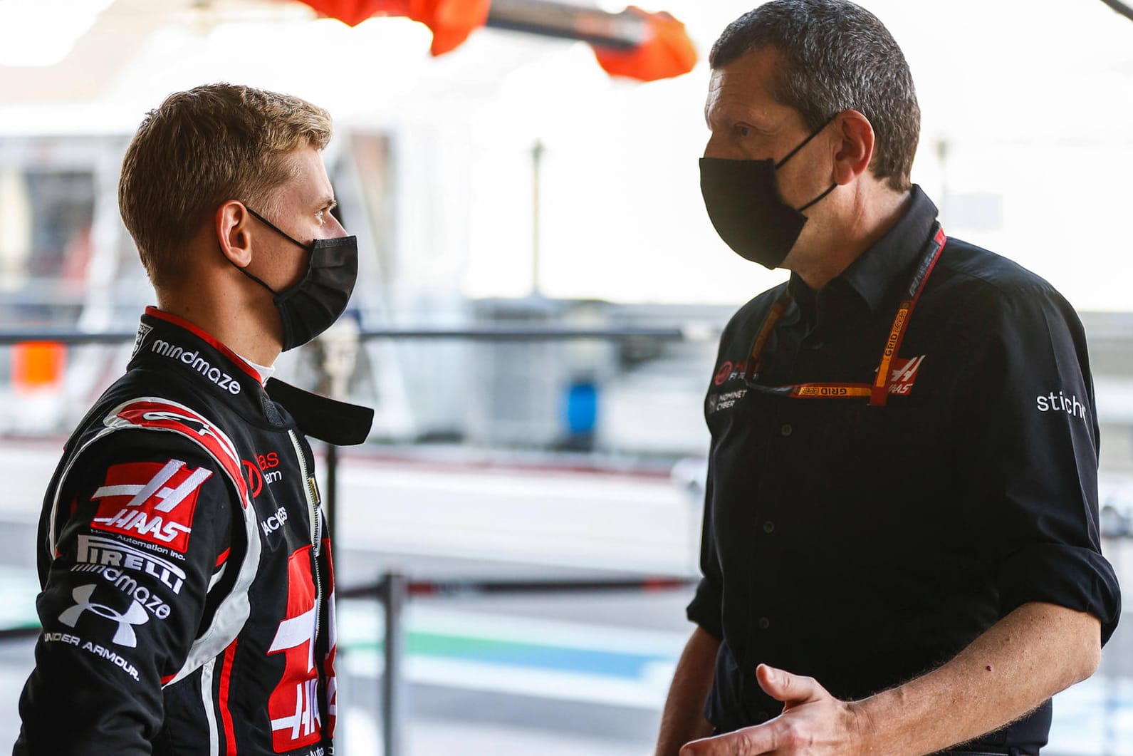 Haas-Teamchef Steiner (r.) und Mick Schumacher: Das Debüt des deutschen Toptalents wird mit Spannung erwartet.