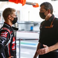 Haas-Teamchef Steiner (r.) und Mick Schumacher: Das Debüt des deutschen Toptalents wird mit Spannung erwartet.