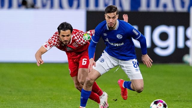 Der Mainzer Danny Latza (l) trägt in der nächsten Saison das Trikot des FC Schalke 04. Der Mainzer Danny Latza (l) trägt in der nächsten Saison das Trikot des FC Schalke 04.