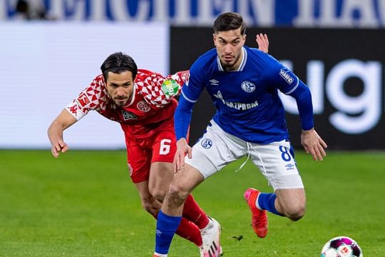 Der Mainzer Danny Latza (l) trägt in der nächsten Saison das Trikot des FC Schalke 04.