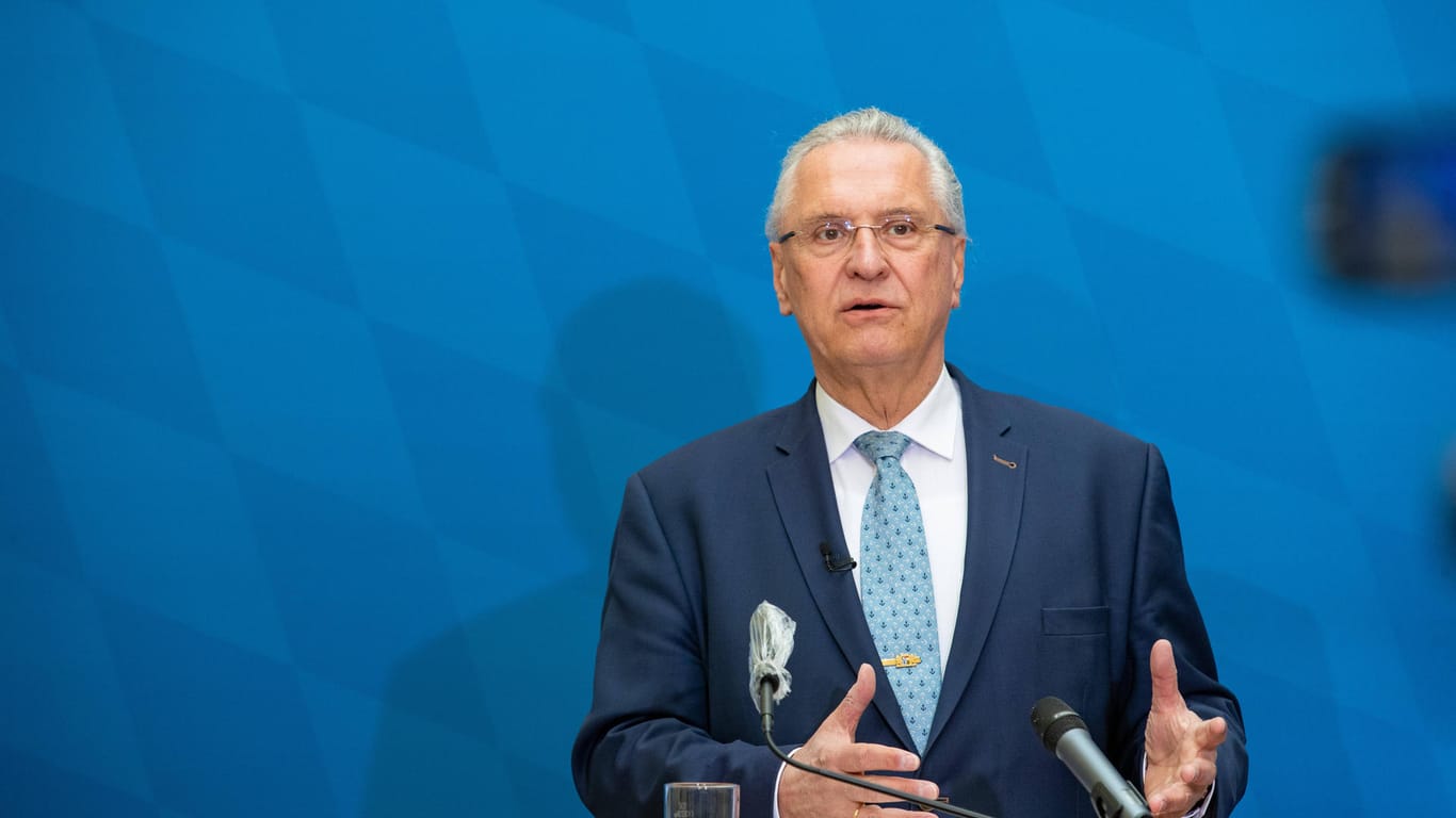 Bayerns Innenminister Joachim Herrmann (CSU): Der Verfassungsschutz soll die umstrittenen Querdenker künftig auch in Bayern beobachten.