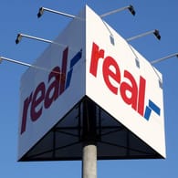 Real-Logo (Symbolbild): Die Warenhauskette steht vor der Zerschlagung.