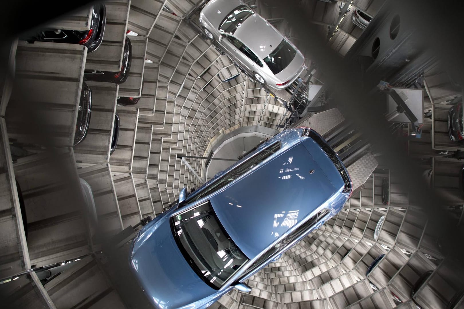 Neuwagen im Wolfsburger Autoturm von VW: Wer nicht kaufen will, kann künftig mieten. Einen Test beginnt der Konzern bereits im Sommer.