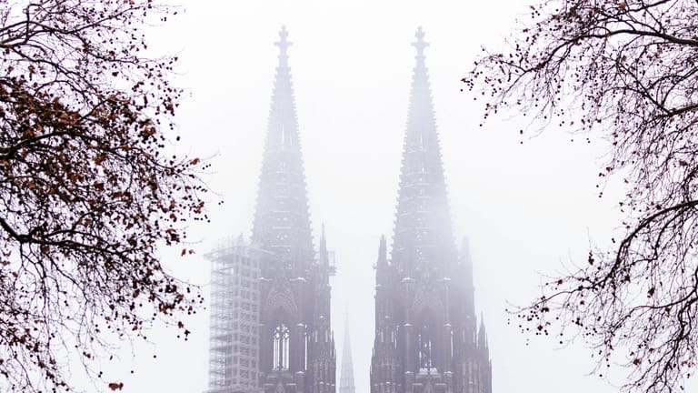 Der Kölner Dom im Nebel: Am Donnerstag wird das mit Spannung erwartete Missbrauchsgutachten des Kölner Erzbistums veröffentlicht.