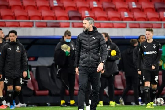 Am Samstag muss Gladbachs Trainer Marco Rose (M) mit seinem Team beim FC Schalke 04 antreten.