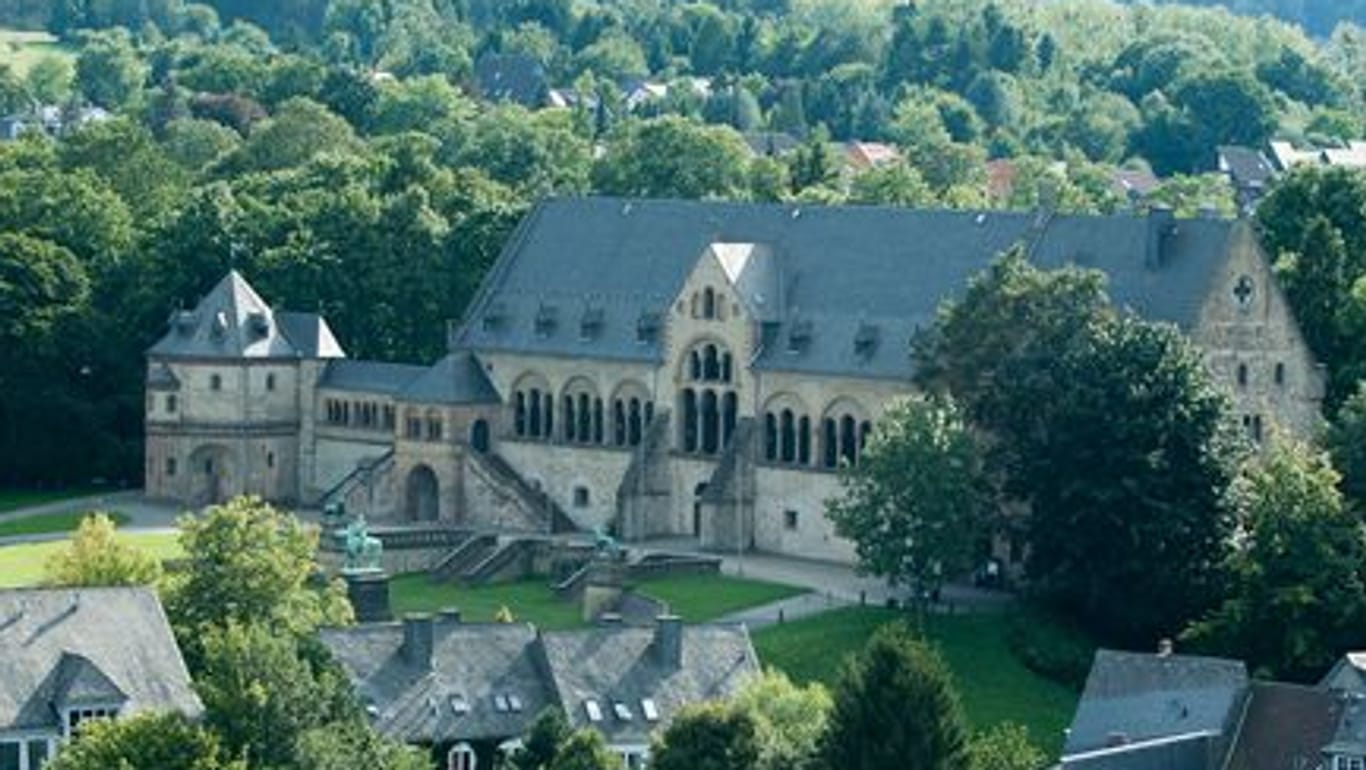 Die Kaiserpfalz (hinten) in Goslar