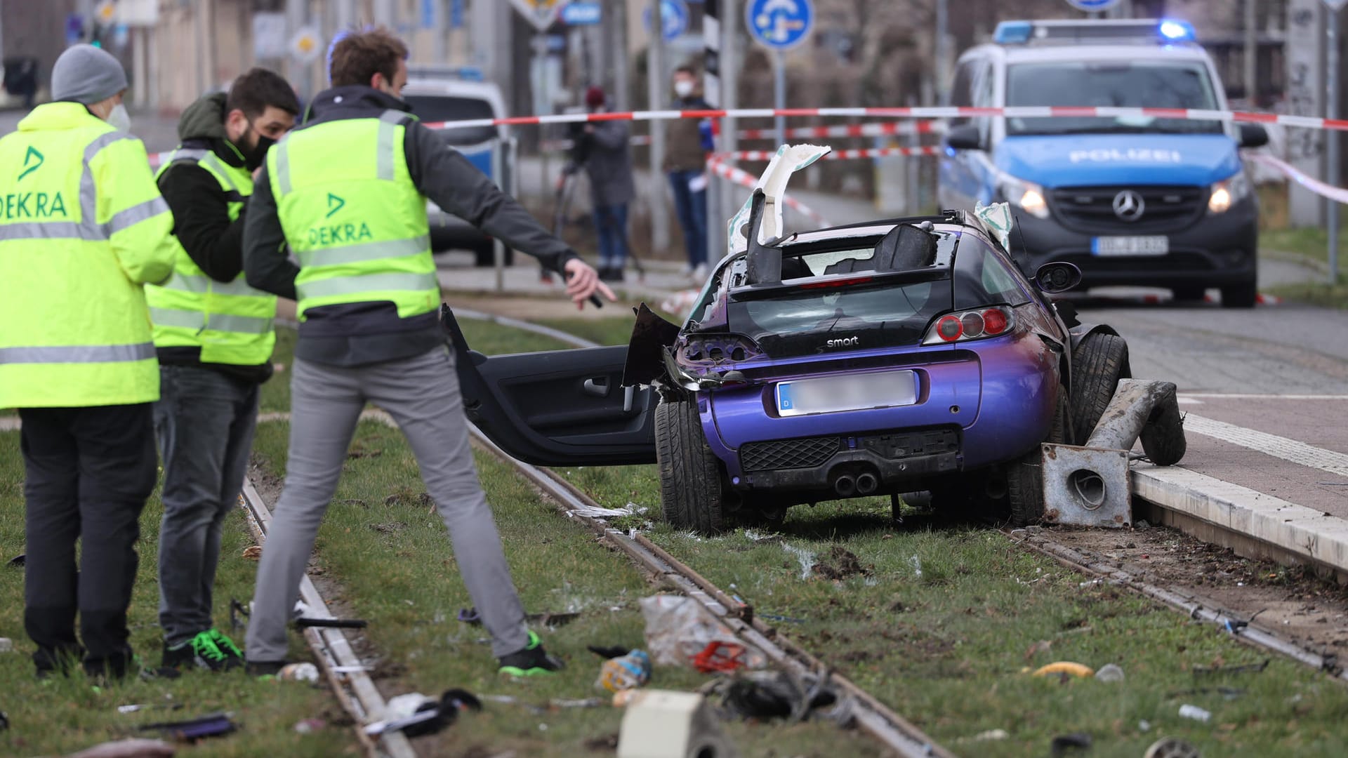 Sachverständige stehen an der Unfallstelle: Ein Autofahrer war am Dienstag in eine Menschengruppe gefahren – drei Menschen starben. Sachverständige stehen an der Unfallstelle: Ein Autofahrer war am Dienstag in eine Menschengruppe gefahren – drei Menschen starben.