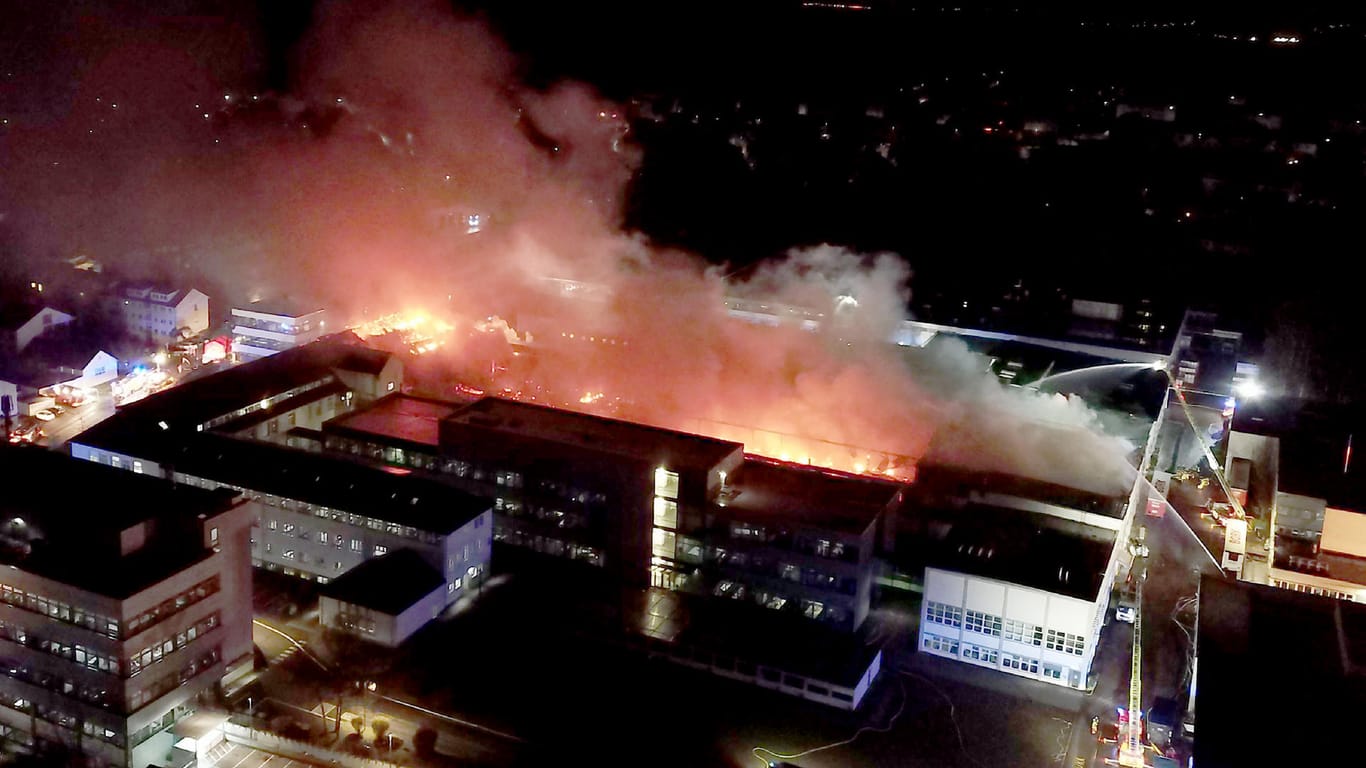 Großbrand auf dem Gelände von Bosch in Wernau: Die Feuerwehr war noch Stunden nach der Alarmierung im Einsatz.