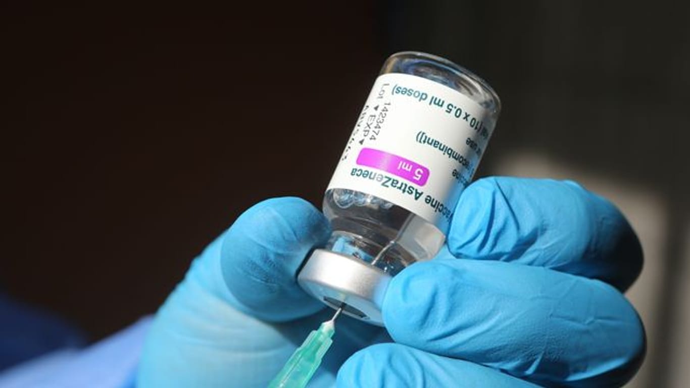 Im regionalen Impfzentrum wird eine Spritze mit dem Corona-Impfstoff von Astrazeneca aufgezogen.