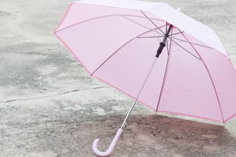 Regenschirm: Der Stoff sollte vollständig getrocknet sein, ehe Sie den Regenschirm wieder zusammenpacken.