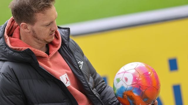 Leipzigs Trainer Julian Nagelsmann hat eine Gastrolle in der ARD-Serie "Rote Rosen" angeboten bekommen. Leipzigs Trainer Julian Nagelsmann hat eine Gastrolle in der ARD-Serie "Rote Rosen" angeboten bekommen.