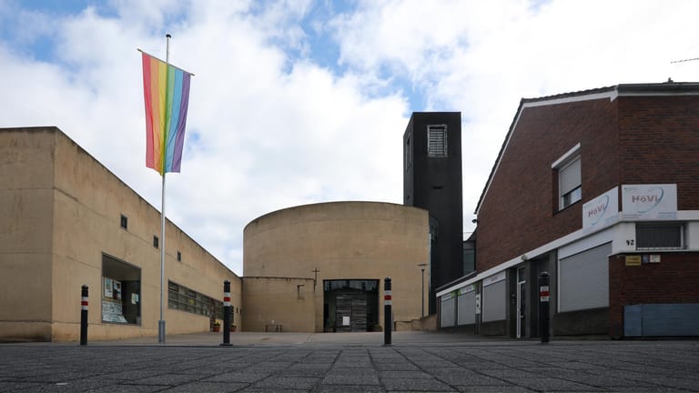 Eine Regenbogenfahne an der katholischen Kirche St. Theodor im Kölner Stadtteil Vingst: Viele katholische Kirchenmitglieder setzen sich für mehr Toleranz und Vielfalt in ihrer Kirche ein.