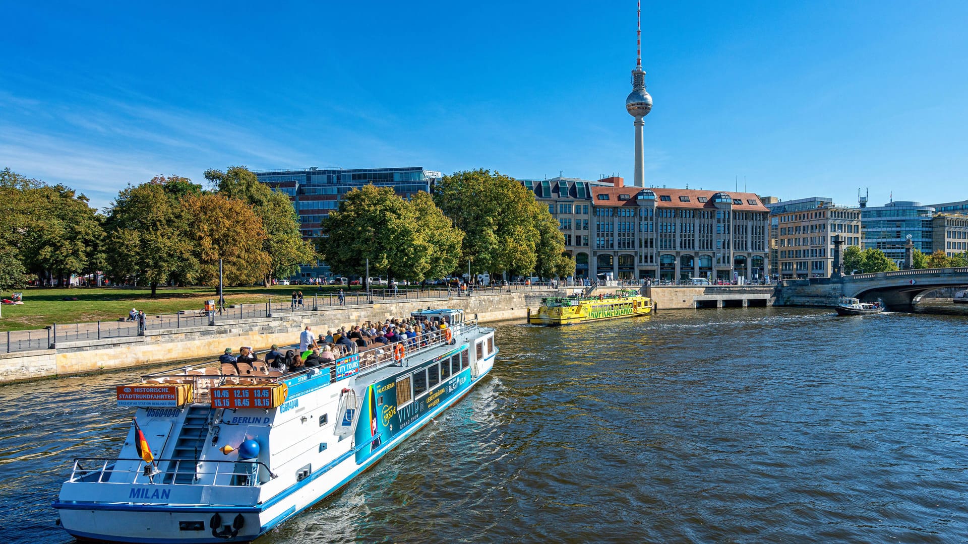 Ein Ausflugsdampfer auf der Spree in Berlin (Symbolbild): Die Landeskartellbehörde ermittelt, ob Berliner Reedereien ihre marktbeherrschende Stellung missbrauchen.