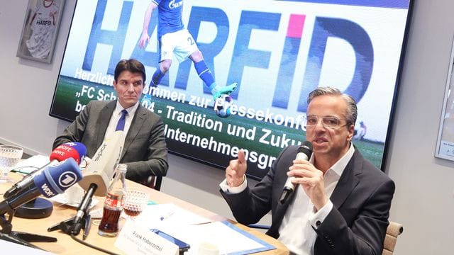Ulrich Paetzel (l) und Frank Haberzettel sind die Sprecher der Initiative "FC Schalke 04 - Tradition und Zukunft". Ulrich Paetzel (l) und Frank Haberzettel sind die Sprecher der Initiative "FC Schalke 04 - Tradition und Zukunft".