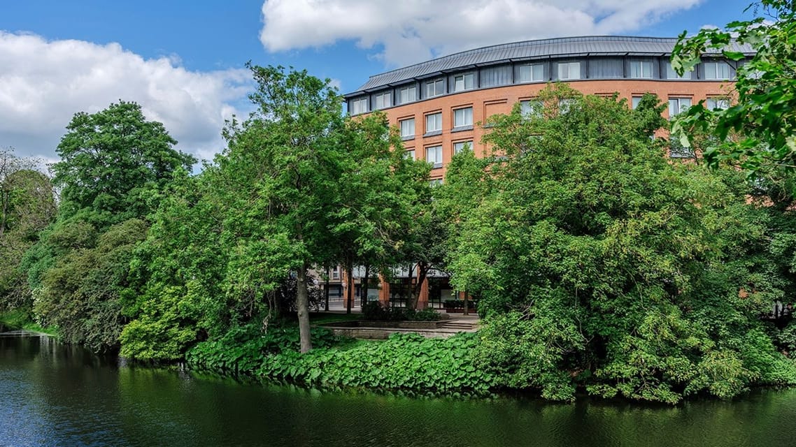 Das Hotel liegt direkt am Wasser und nur wenige Gehminuten von der Bremer Altstadt entfernt.