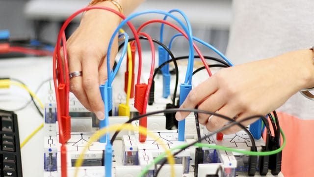 Wer ein Ingenieursabschluss in Elektrotechnik hat, kann viele passende Stellenanzeigen finden.