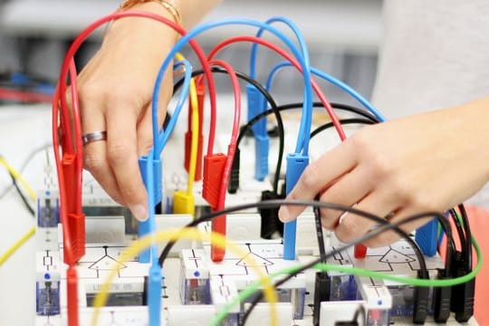 Wer ein Ingenieursabschluss in Elektrotechnik hat, kann viele passende Stellenanzeigen finden.