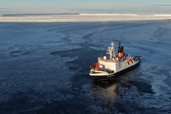 Polarstern-Expedition: Die Sonne kam in einem Streifen hinter dem Schelfeis hervor und illuminierte die östliche Abbruchkante des Eisbergs.