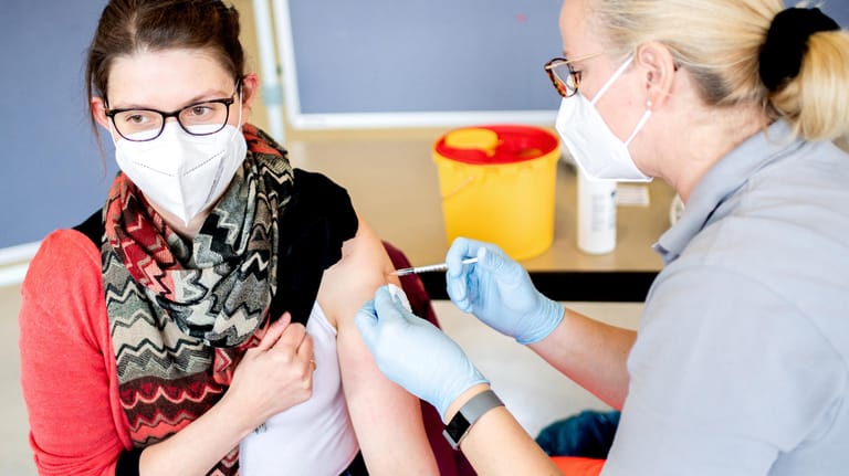 Eine Lehrerin einer Förder- und Oberschule in Hannover wird mit dem Impfstoff von Astrazeneca geimpft: Mit einem neuen Tool kann man ausrechnen, wann das Ziel der deutschen Impfkampagne erreicht ist.