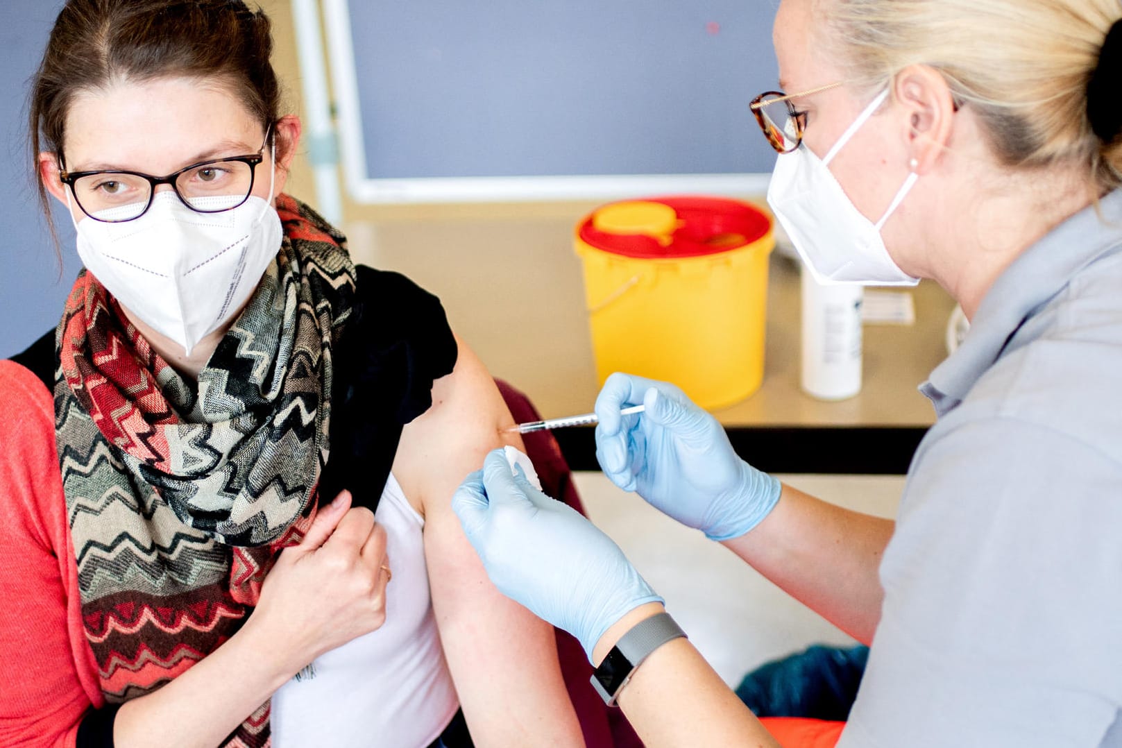 Eine Lehrerin einer Förder- und Oberschule in Hannover wird mit dem Impfstoff von Astrazeneca geimpft: Mit einem neuen Tool kann man ausrechnen, wann das Ziel der deutschen Impfkampagne erreicht ist.