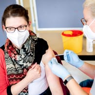 Eine Lehrerin einer Förder- und Oberschule in Hannover wird mit dem Impfstoff von Astrazeneca geimpft: Mit einem neuen Tool kann man ausrechnen, wann das Ziel der deutschen Impfkampagne erreicht ist.