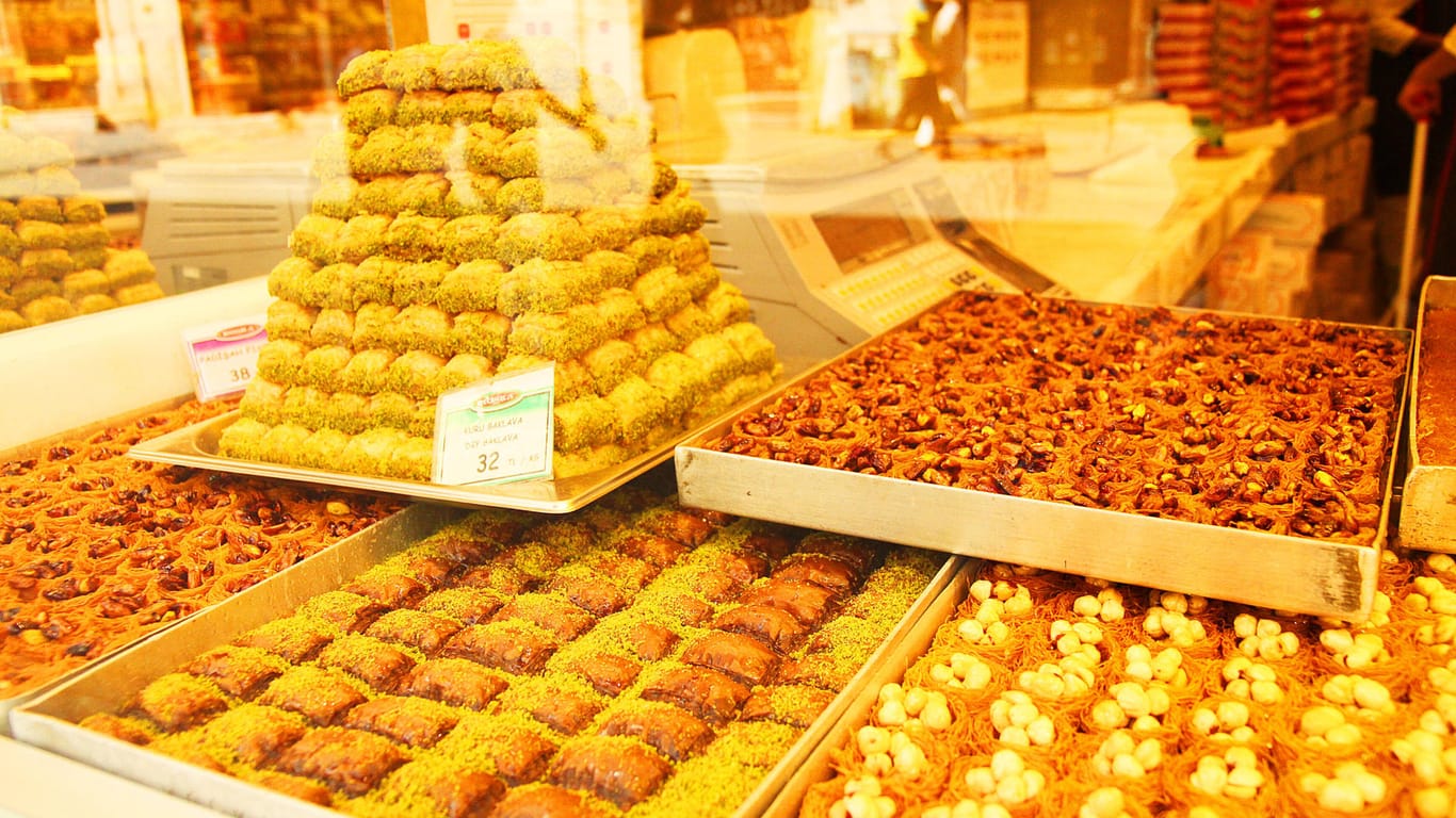 Orientalische Süßigkeiten (Symbolbild): Beim Einbruch in eine Bäckerei hat ein Unbekannter auch Süßwaren genascht.