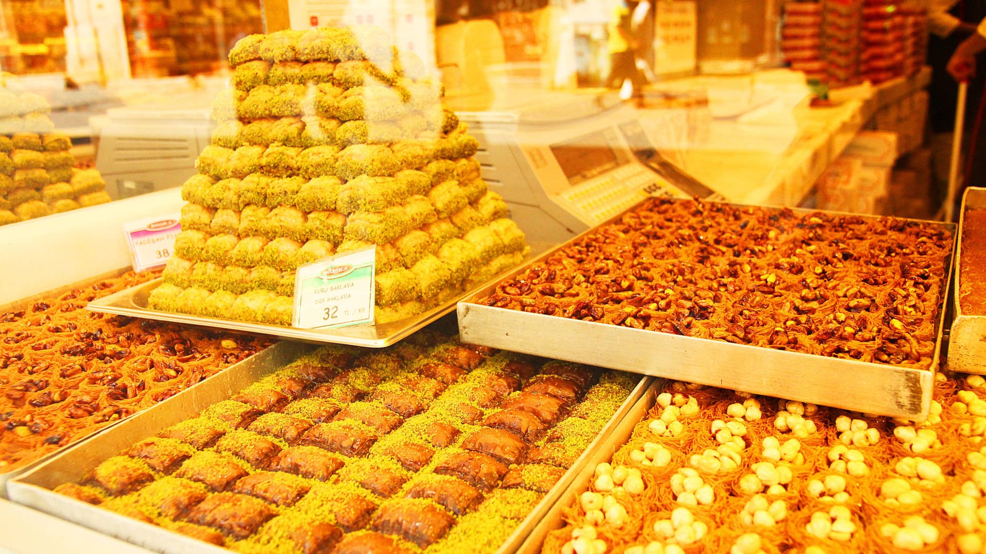 Orientalische Süßigkeiten (Symbolbild): Beim Einbruch in eine Bäckerei hat ein Unbekannter auch Süßwaren genascht. Orientalische Süßigkeiten (Symbolbild): Beim Einbruch in eine Bäckerei hat ein Unbekannter auch Süßwaren genascht.