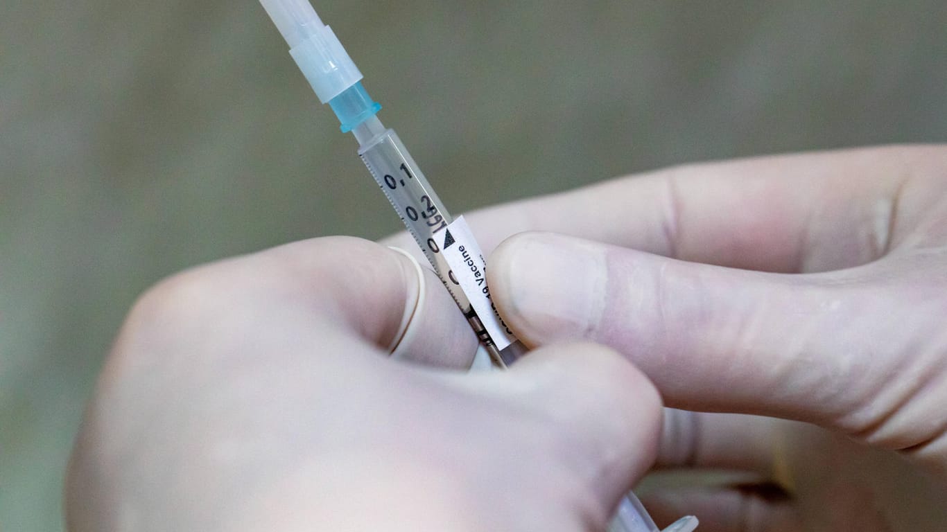 Eine Spritze (Symbolbild): Die Stadt Wolfsburg schickt einen Impf-Appell an die über 80-Jährigen.
