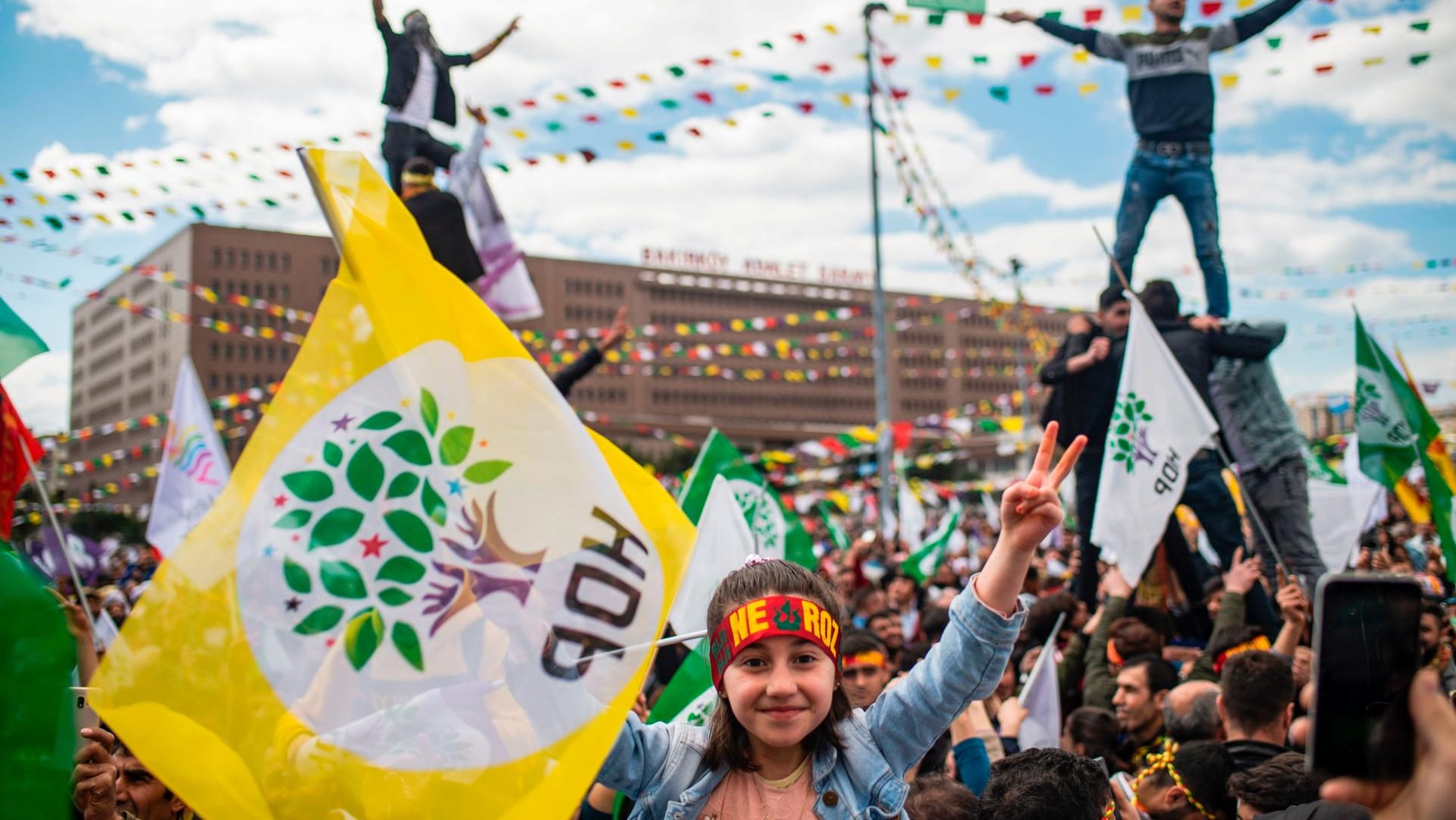 Anhänger der HDP bei einer Demonstration in Istanbul: Die Generalstaatsanwaltschaft will die Oppositionspartei verbieten lassen.