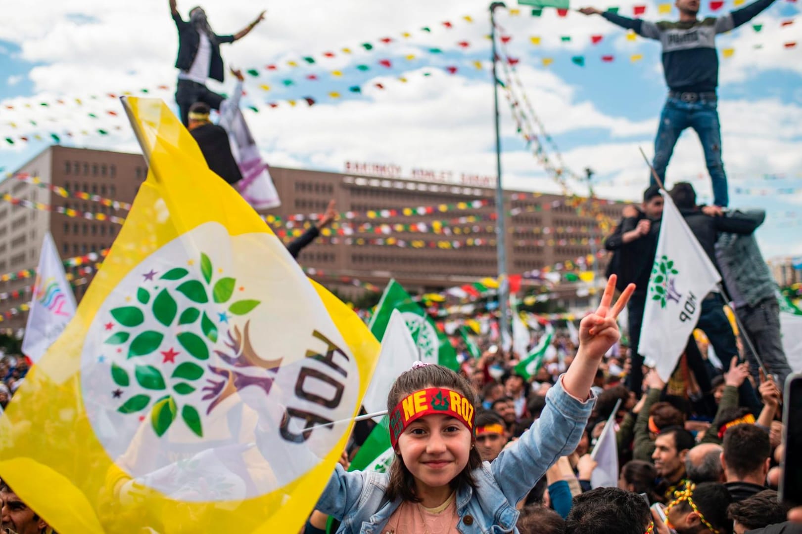 Anhänger der HDP bei einer Demonstration in Istanbul: Die Generalstaatsanwaltschaft will die Oppositionspartei verbieten lassen.