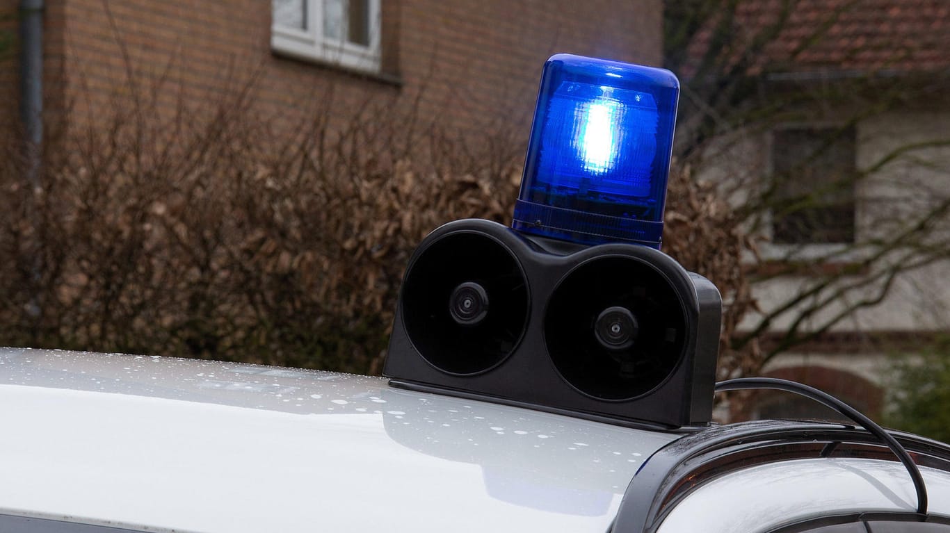 Polizeifahrzeug mit Blaulicht und Martinshorn (Symbolbild): Nach dem Fund einer Babyleiche in Nordhessen hat sich nun die mutmaßliche Mutter gemeldet.