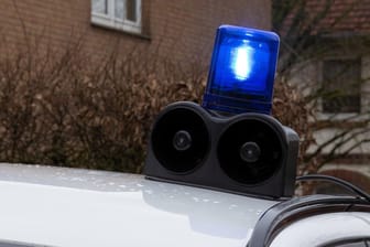 Polizeifahrzeug mit Blaulicht und Martinshorn (Symbolbild): Nach dem Fund einer Babyleiche in Nordhessen hat sich nun die mutmaßliche Mutter gemeldet.