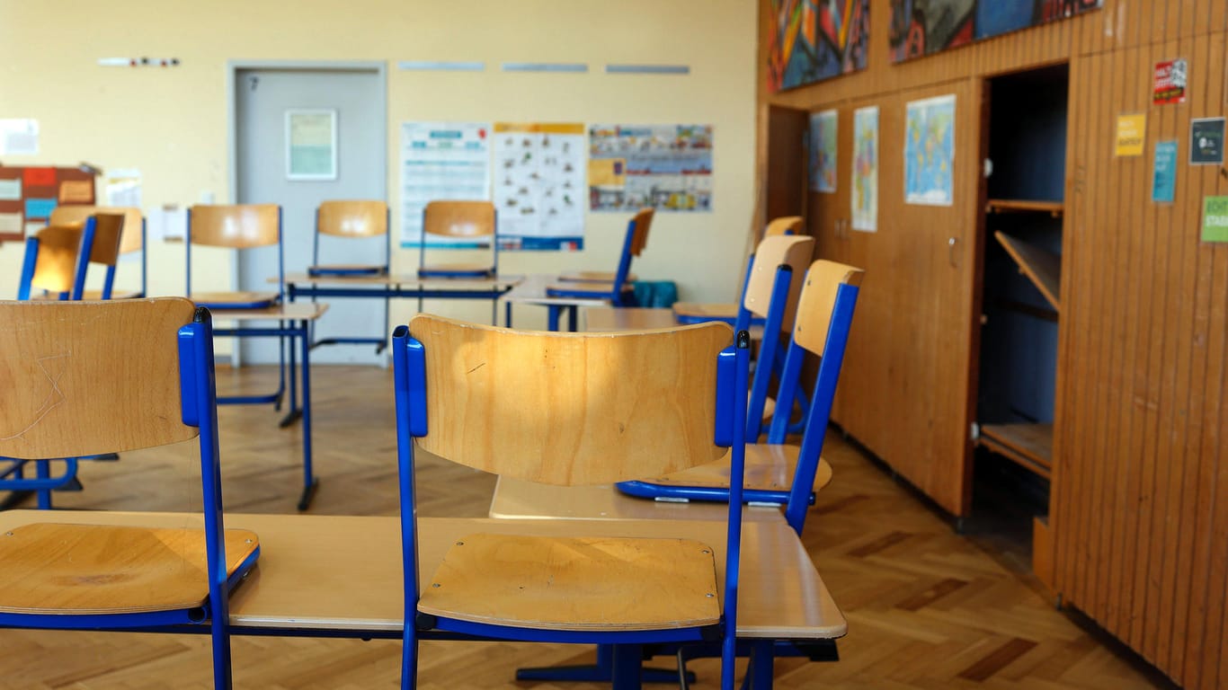 Ein leerer Klassenraum (Symbolbild): Dortmund strebt trotz des Vetos von NRW weitere Schulschließungen an.