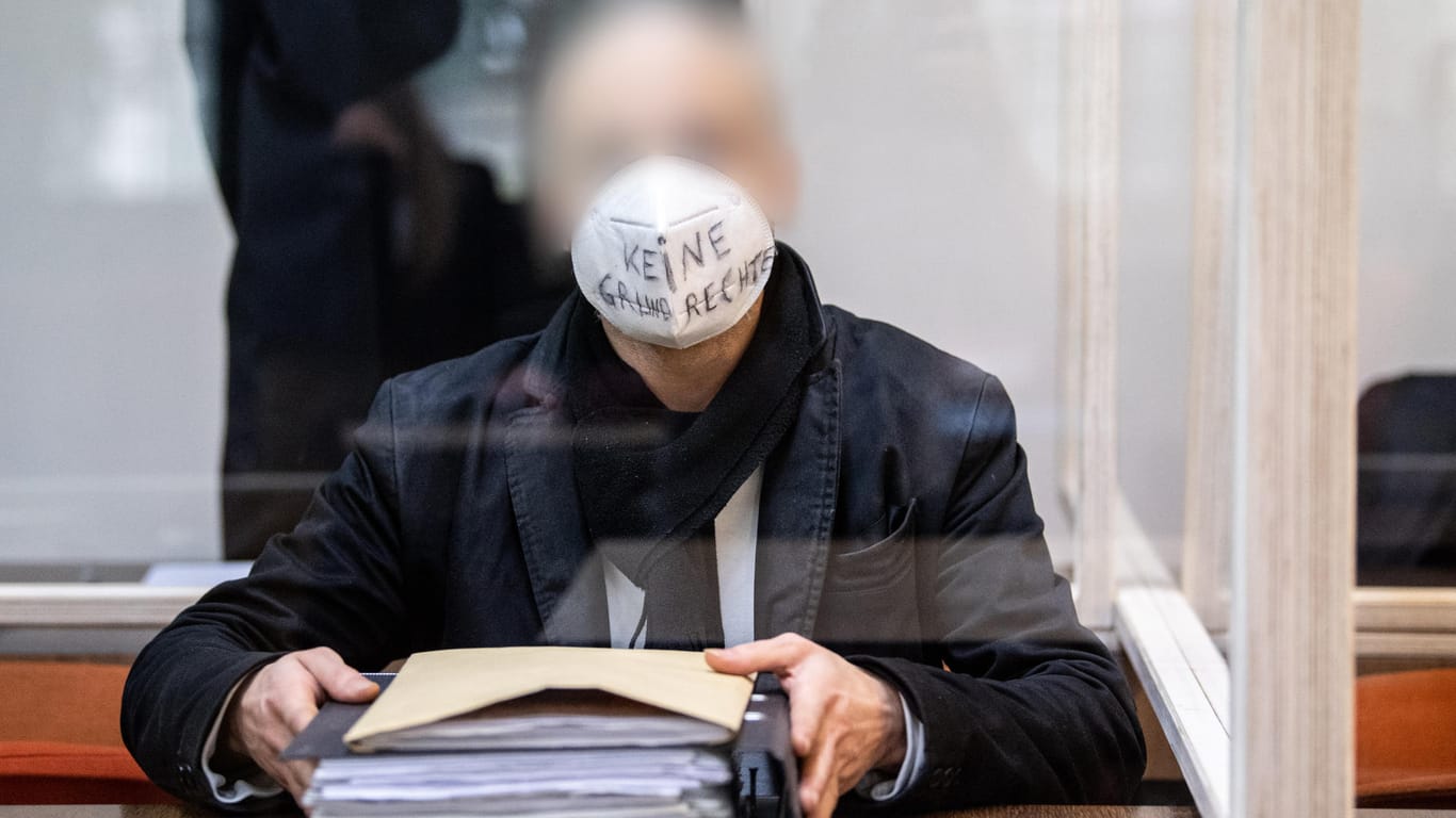 Ein wegen Subventionsbetrugs angeklagter Mann sitzt zu Prozessbeginn mit einer Maske mit dem Schriftzug "Keine Grundrechte": Er muss für viereinhalb Jahre in Haft.