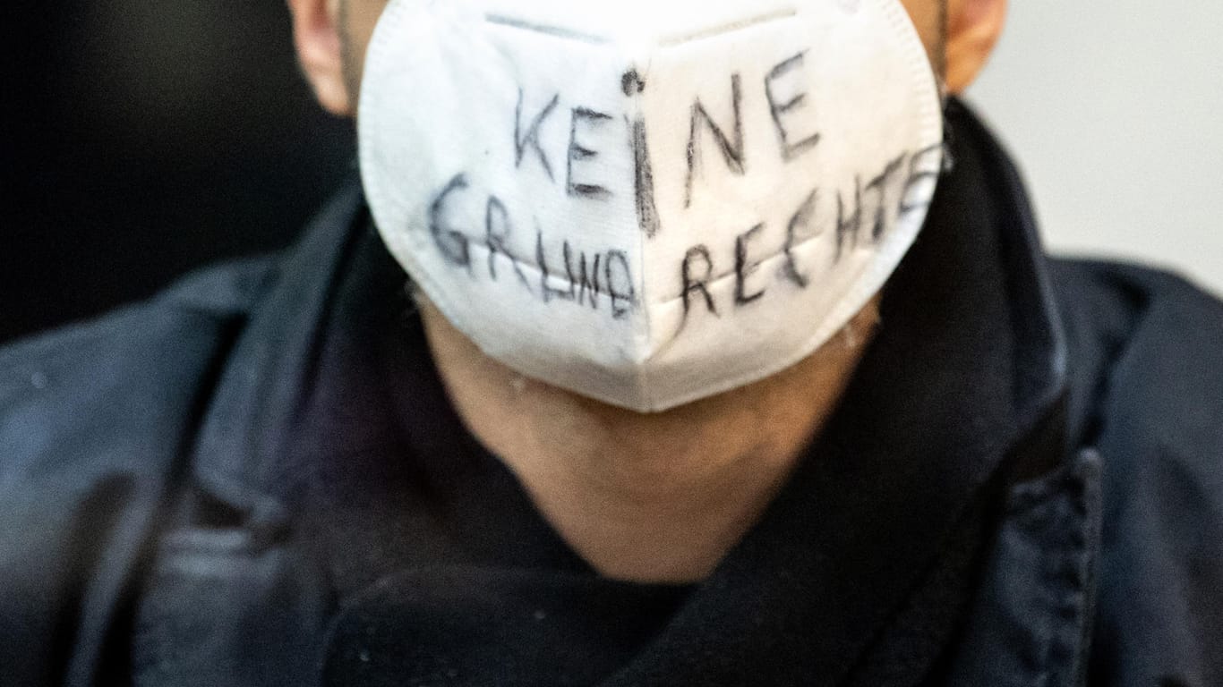 "Keine Grundrechte" steht auf der Maske des Angeklagte: Im Prozessverlauf legte der 31-Jährige die Maske ab.
