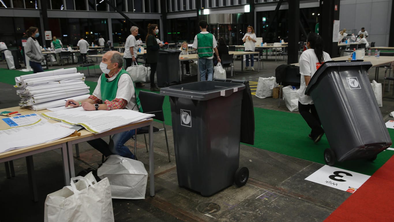 Wahllokal in den Niederlanden: Wegen der großen Stimmzettel sind die Urnen oft Mülltonnen.