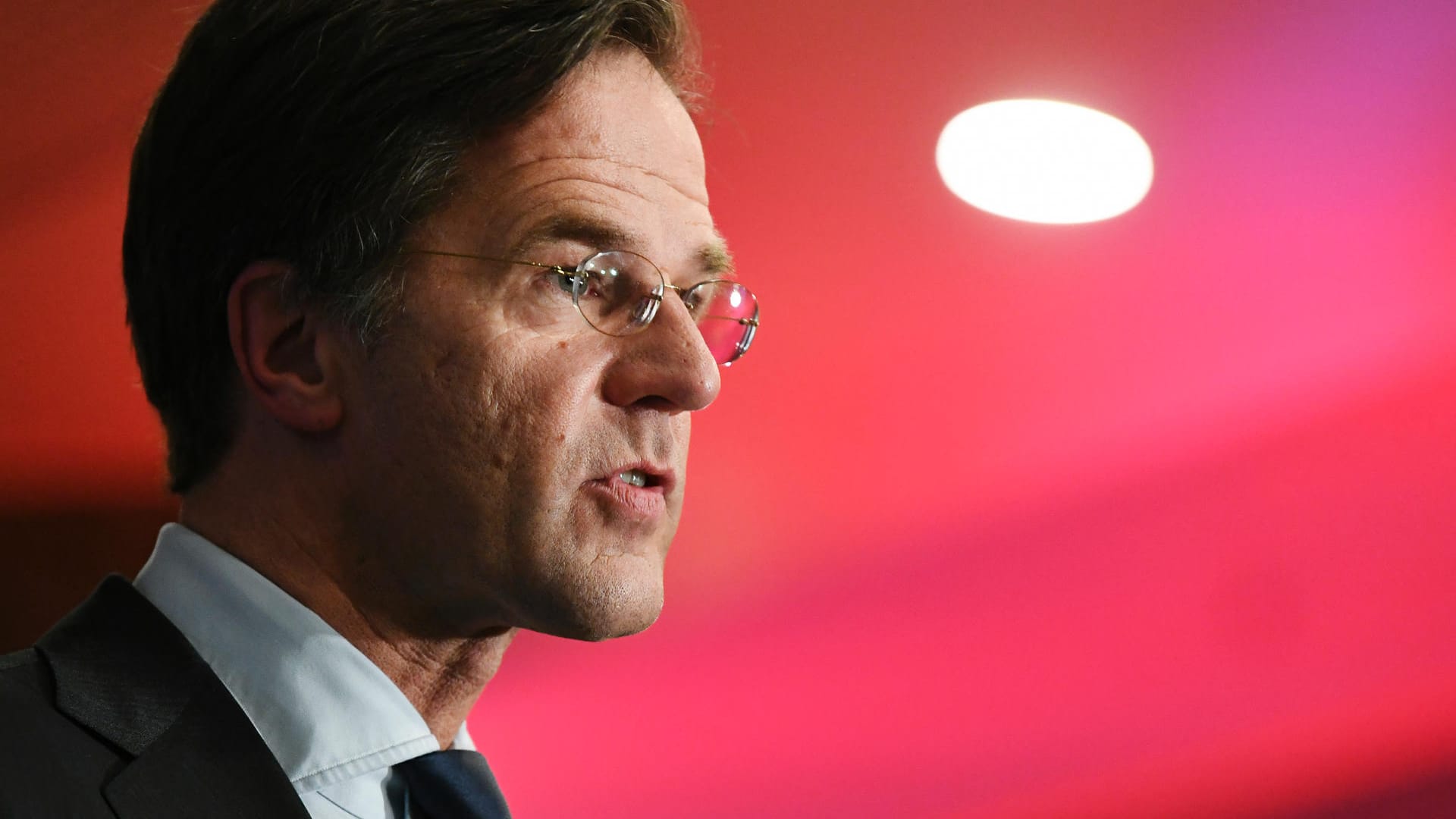 Niederlands Premier Mark Rutte spricht nach der Parlamentswahl mit Journalisten. Der Premier hat die Wahl gewonnen, muss sich aber schwierigen Koalitionsverhandlungen stellen. Niederlands Premier Mark Rutte spricht nach der Parlamentswahl mit Journalisten. Der Premier hat die Wahl gewonnen, muss sich aber schwierigen Koalitionsverhandlungen stellen.