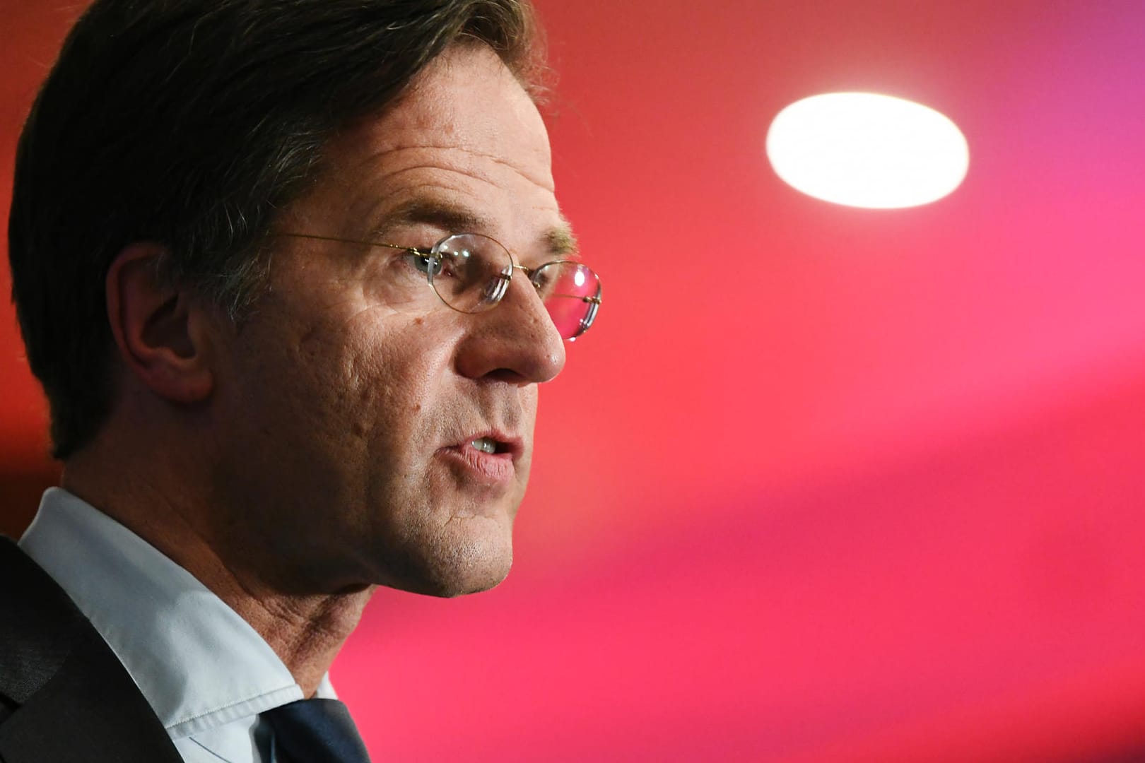 Niederlands Premier Mark Rutte spricht nach der Parlamentswahl mit Journalisten. Der Premier hat die Wahl gewonnen, muss sich aber schwierigen Koalitionsverhandlungen stellen.