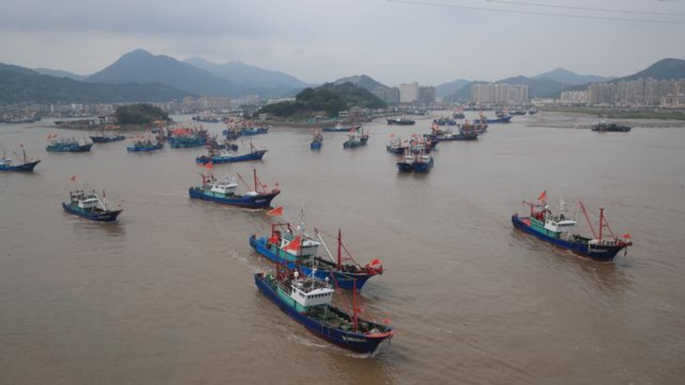 Fischerboote verlassen den Hafen Shipu in der chinesischen Provinz Zhejiang.