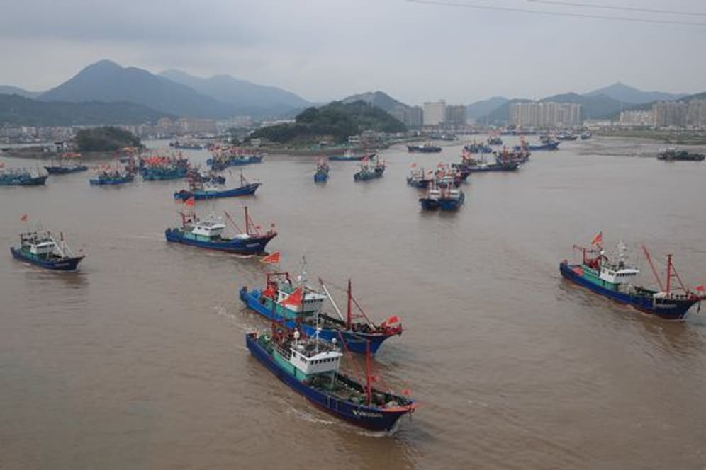 Fischerboote verlassen den Hafen Shipu in der chinesischen Provinz Zhejiang.