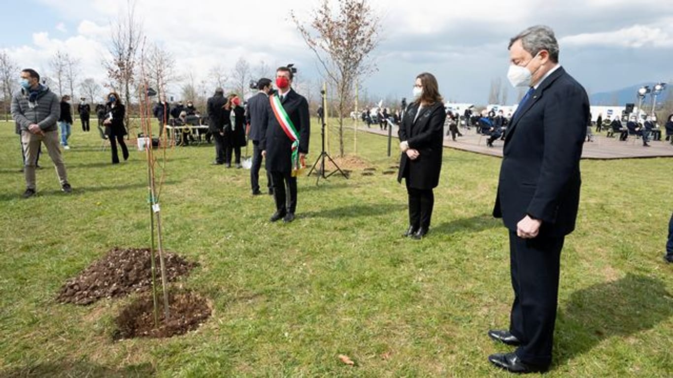 Italiens Premierminister Mario Draghi (r) beim nationalen Gedenktag für die Corona-Opfer in Bergamo.