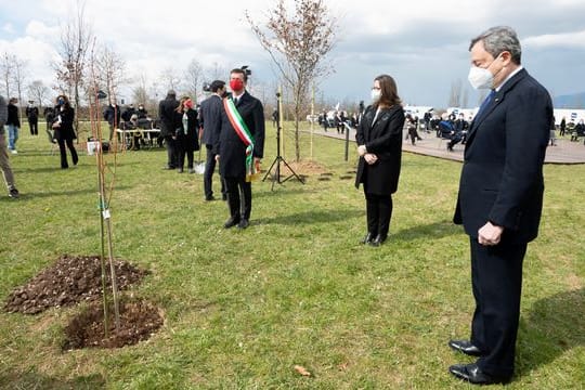 Italiens Premierminister Mario Draghi (r) beim nationalen Gedenktag für die Corona-Opfer in Bergamo.