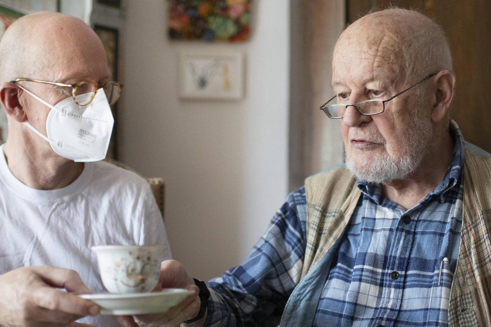 Ein Altenpfleger bei der Arbeit mit einem Patienten im häuslichen Umfeld (Archivbild). Eine Neuinfektion ist bei älteren Menschen nicht ausgeschlossen.