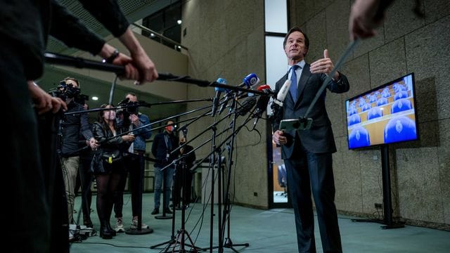 Ruttes rechtsliberale VVD wurde bei den Parlamentswahlen in den Niederlanden Hochrechnungen zufolge mit Abstand stärkste Kraft. Ruttes rechtsliberale VVD wurde bei den Parlamentswahlen in den Niederlanden Hochrechnungen zufolge mit Abstand stärkste Kraft.