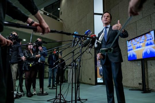 Ruttes rechtsliberale VVD wurde bei den Parlamentswahlen in den Niederlanden Hochrechnungen zufolge mit Abstand stärkste Kraft.