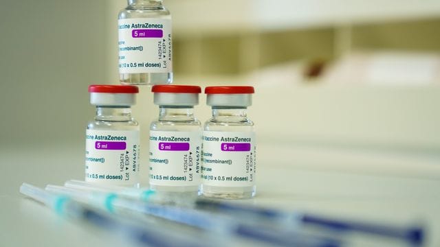 Die EMA sieht grundsätzlich keine erhöhten Gesundheitsgefahren und empfiehlt die Fortsetzung der Impfungen mit Astrazeneca. Die EMA sieht grundsätzlich keine erhöhten Gesundheitsgefahren und empfiehlt die Fortsetzung der Impfungen mit Astrazeneca.