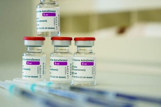 Die EMA sieht grundsätzlich keine erhöhten Gesundheitsgefahren und empfiehlt die Fortsetzung der Impfungen mit Astrazeneca.