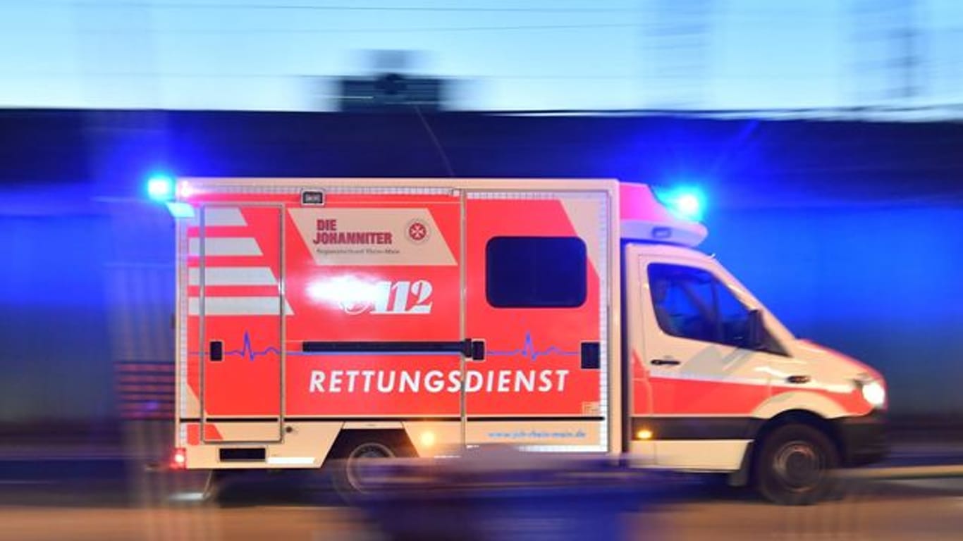 Ein Rettungswagen ist mit eingeschaltetem Blaulicht im Einsatz (Archivbild): Auf der Autobahn bei Stuttgart hat es einen Unfall gegeben.